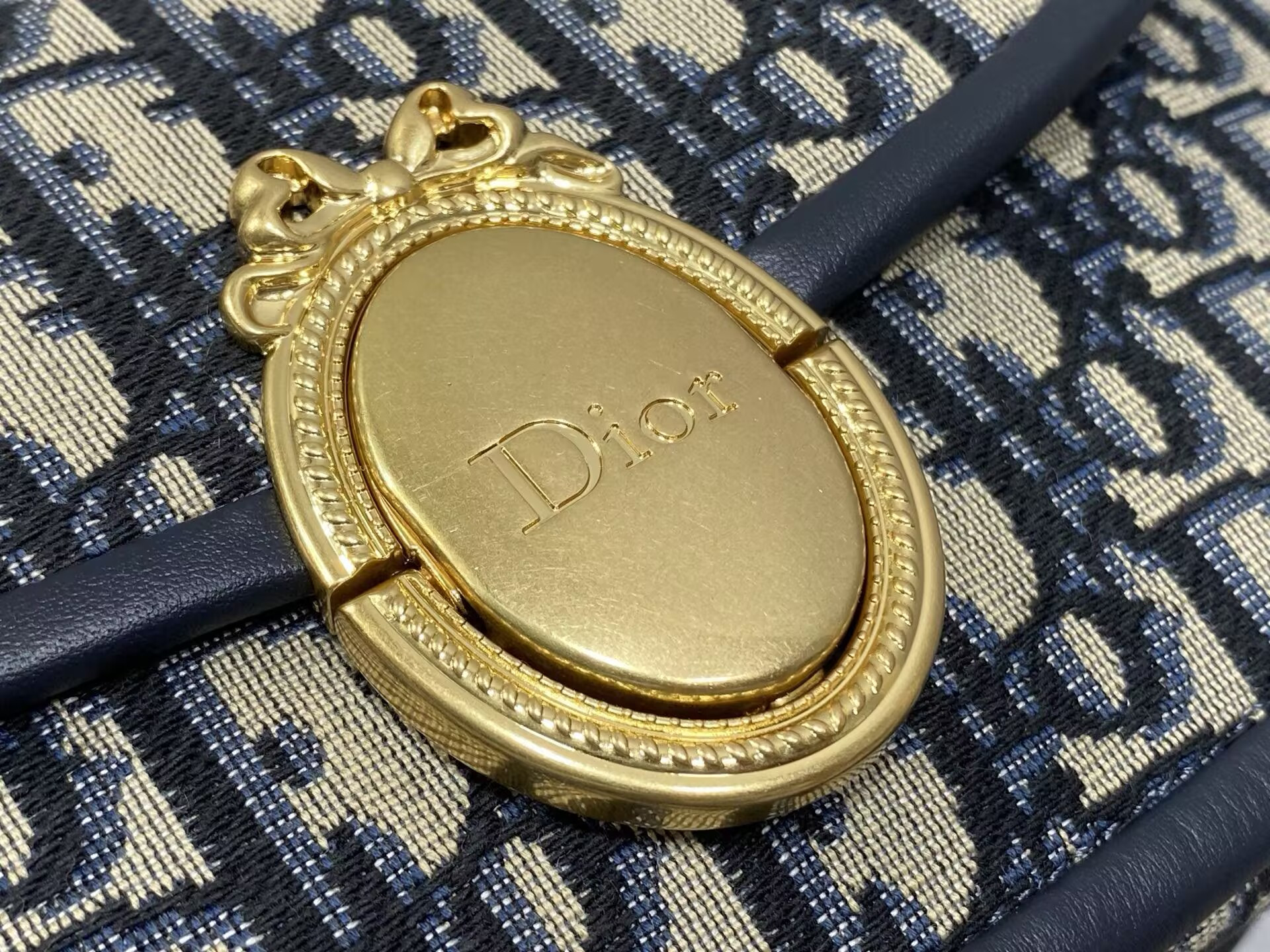 D*or small médaillon flap bag with chain 21 x 12 x 5.5 cm