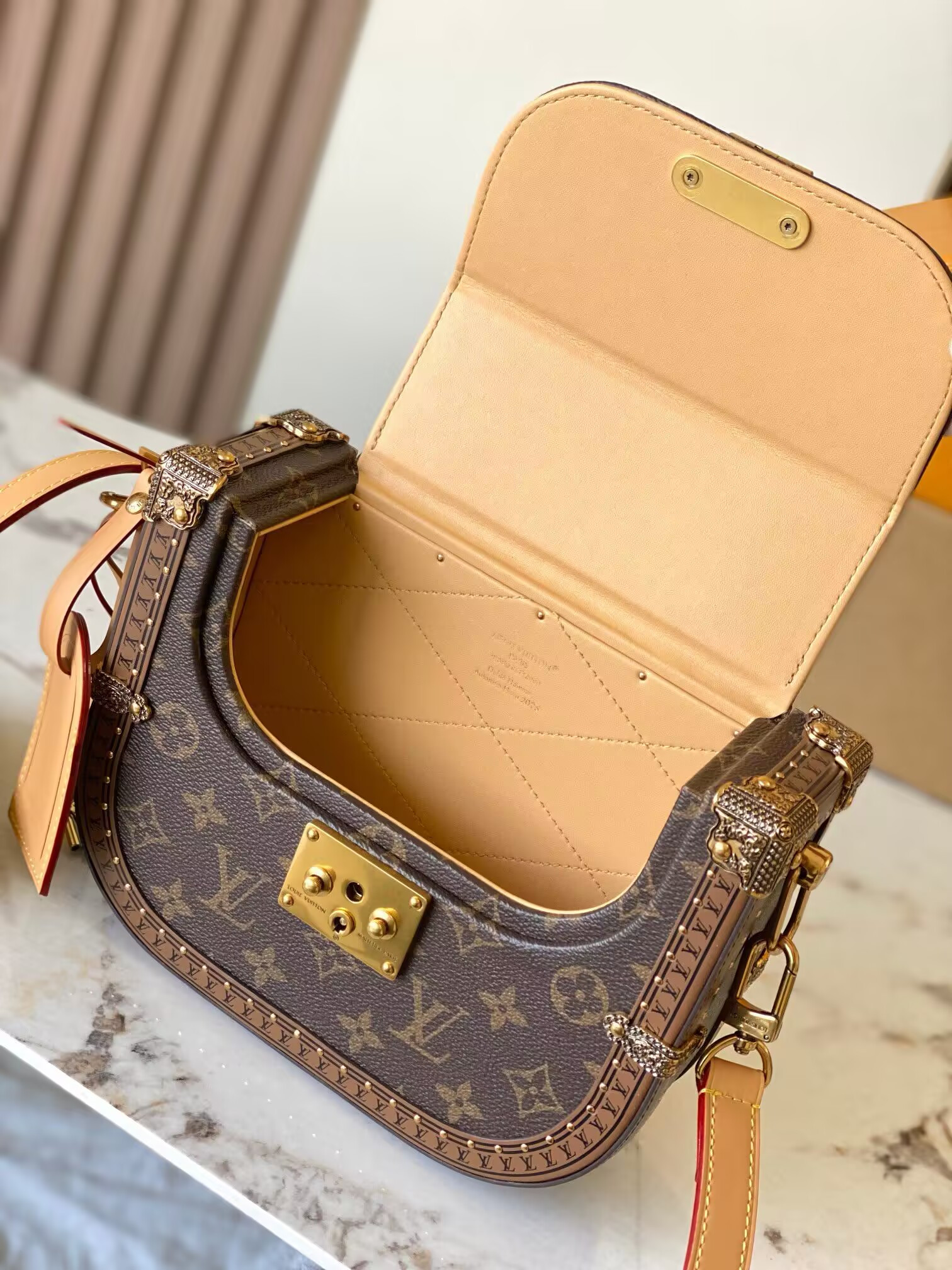 LV MONTSOURIS TRUNK Portable Hard Case M15166 22x17x7cm