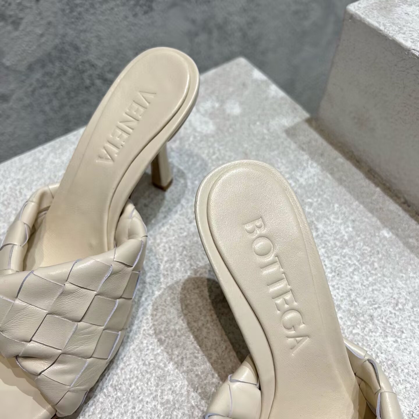 UA Bo*te*ga Ve*ne*ta Blink Slides