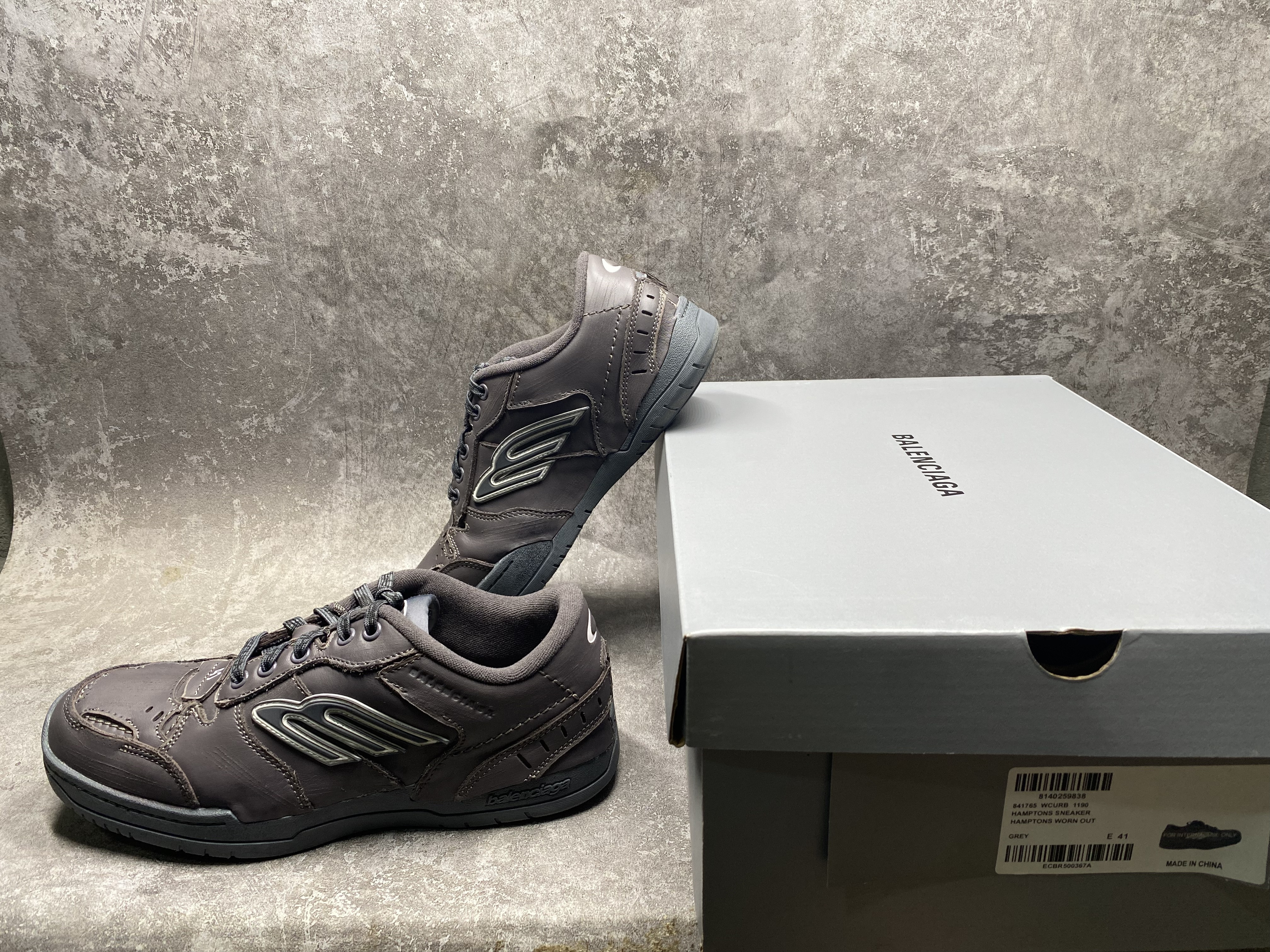 ua Ba*len*cia*ga hamptons worn-out sneaker (run one size large)