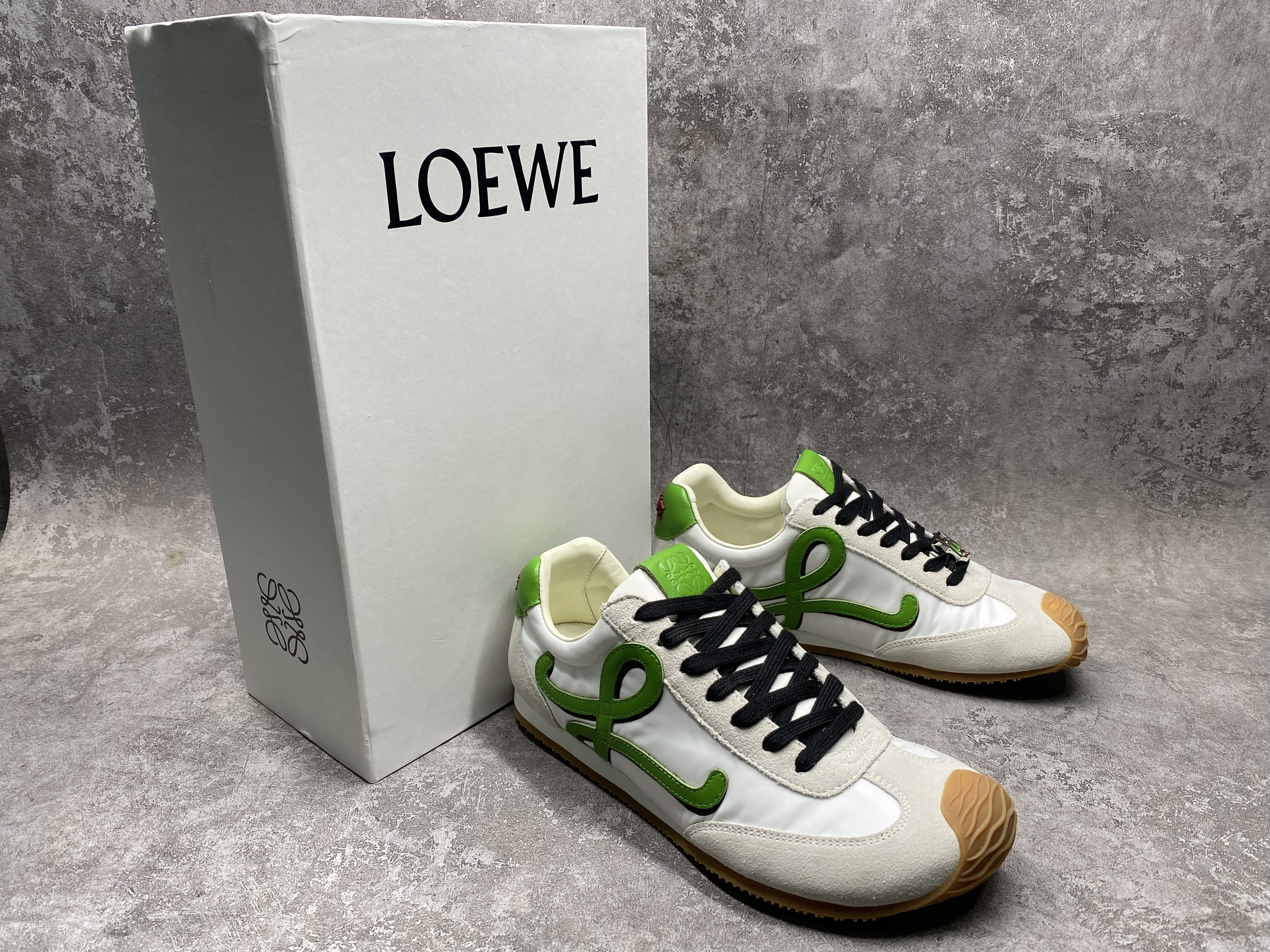 ua L0ew* sneakers