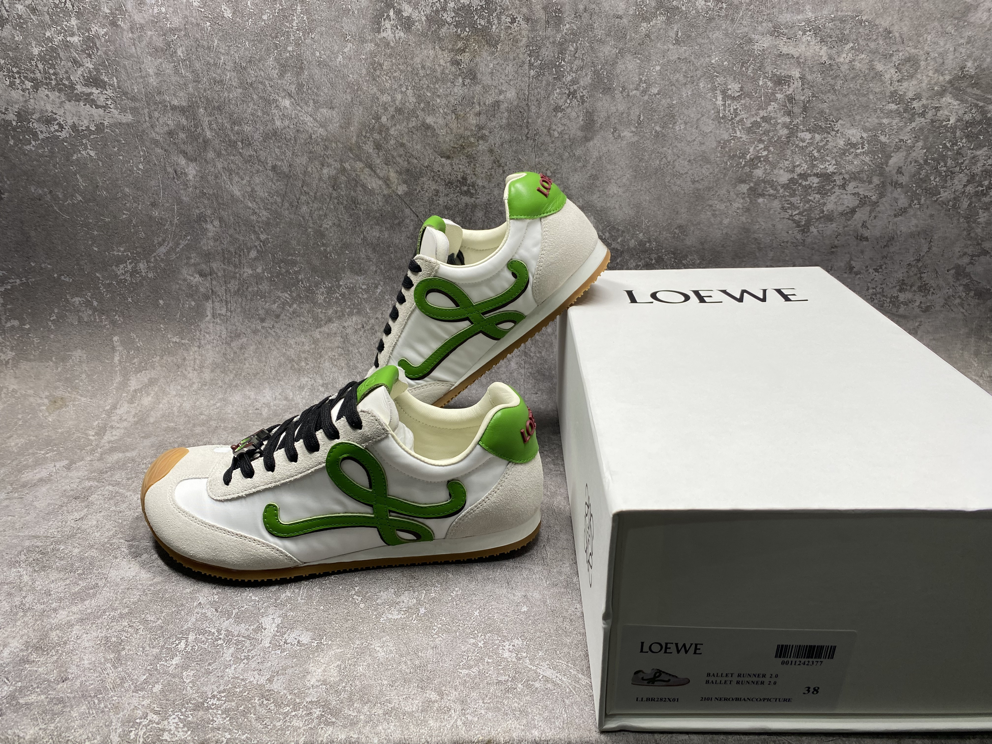 ua L0ew* sneakers