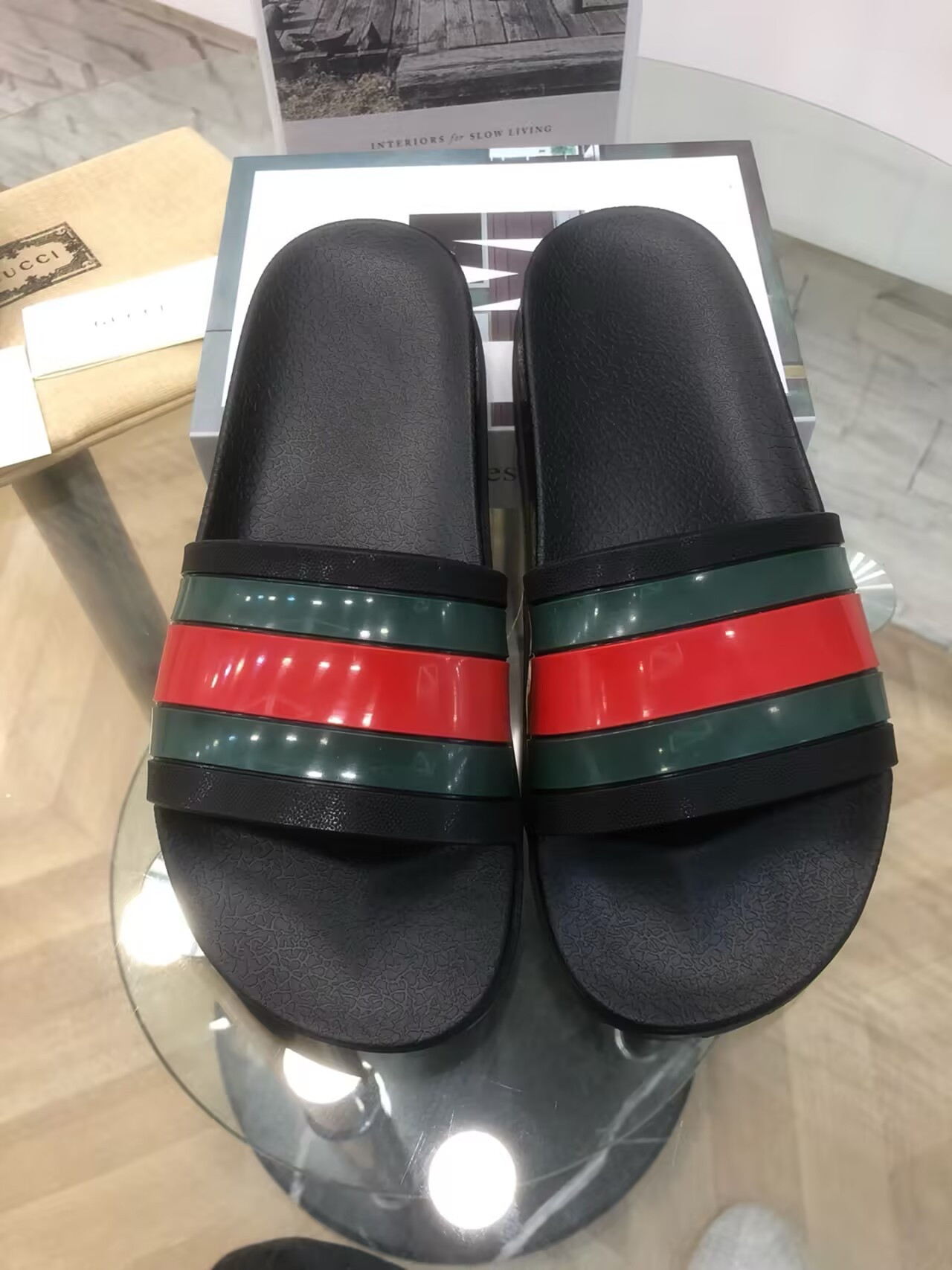 ua G*u*i slide