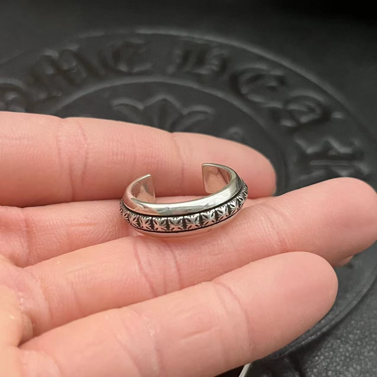 Ch**me He**ts cross open ring
