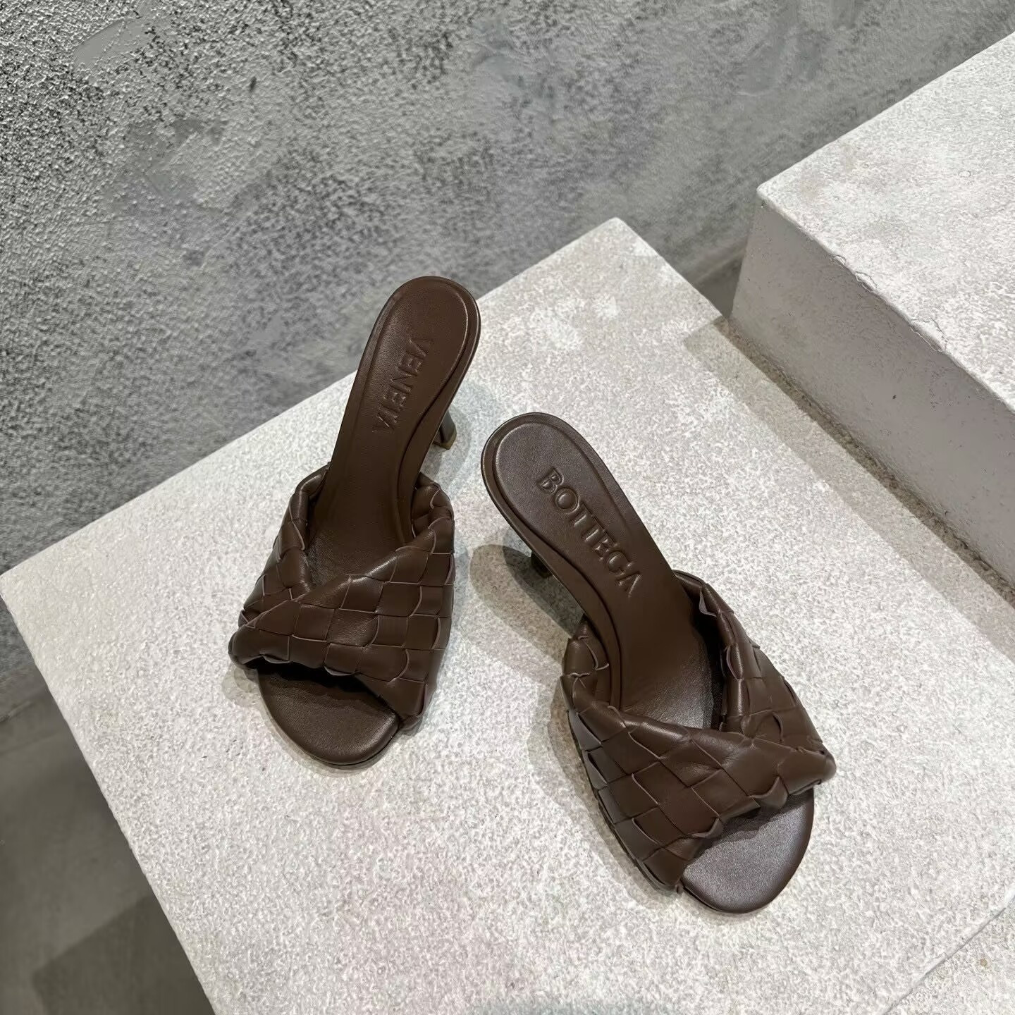 UA Bo*te*ga Ve*ne*ta Blink Slides