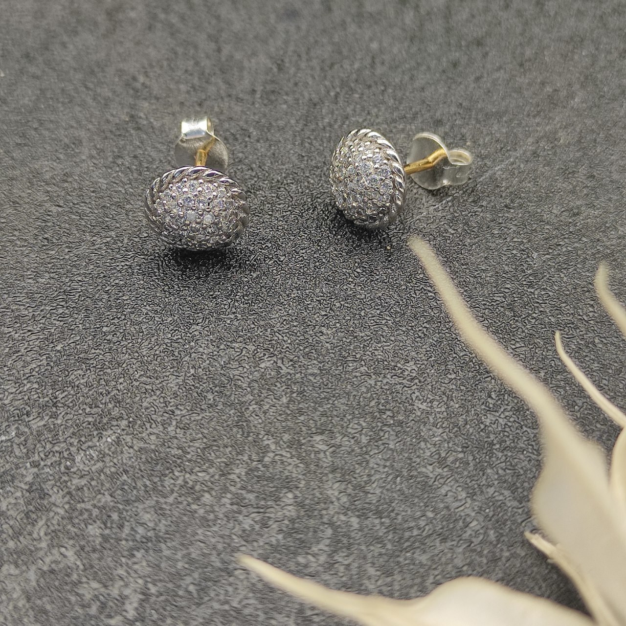 dau1d Yvrm*n 8.6mm round full di*m*nd earrings