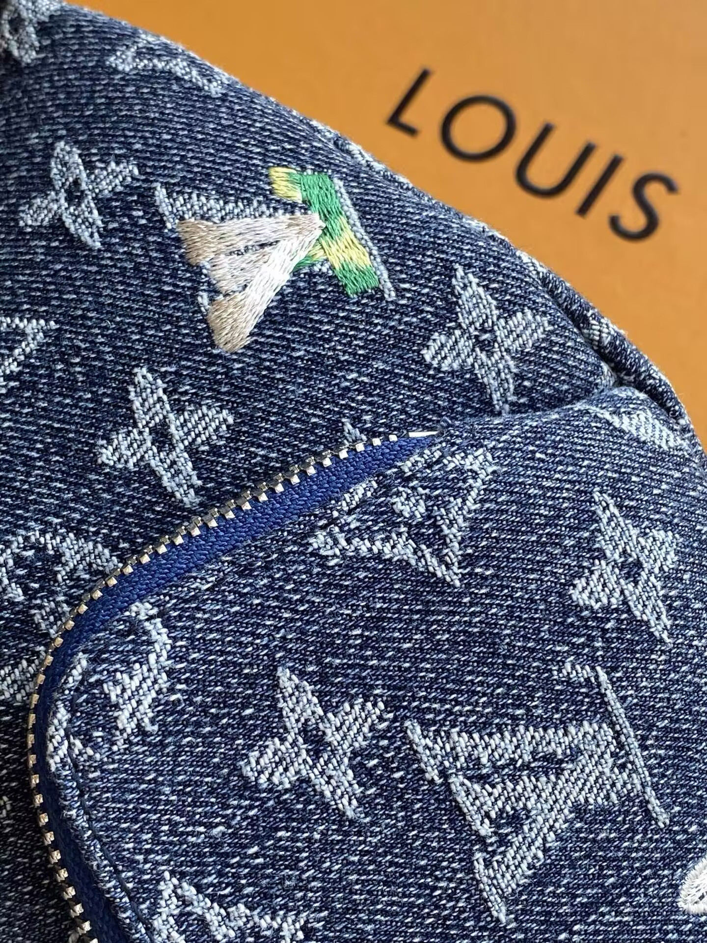 LV Rush Bumbag M27640 30x15x8 cm
