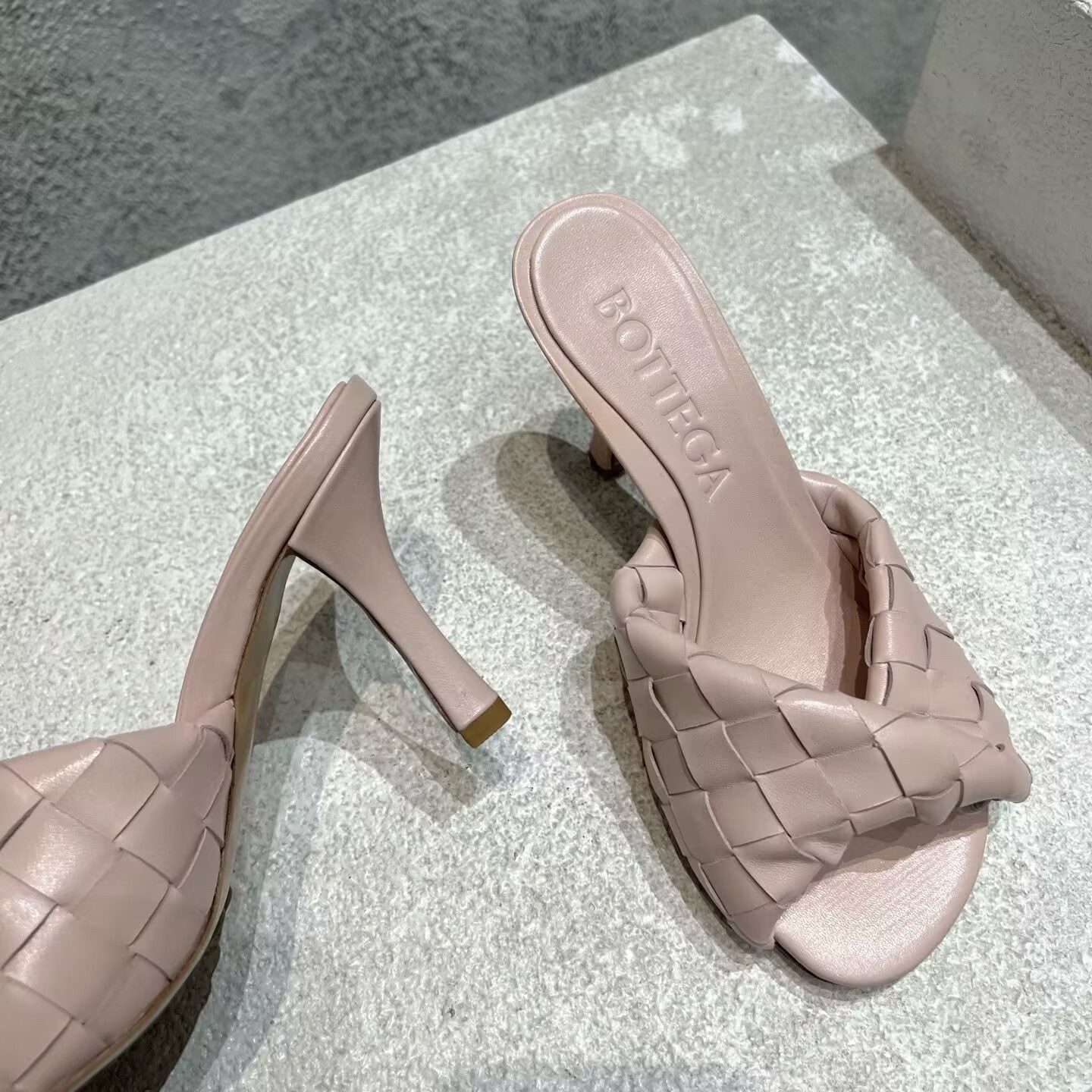 UA Bo*te*ga Ve*ne*ta Blink Slides