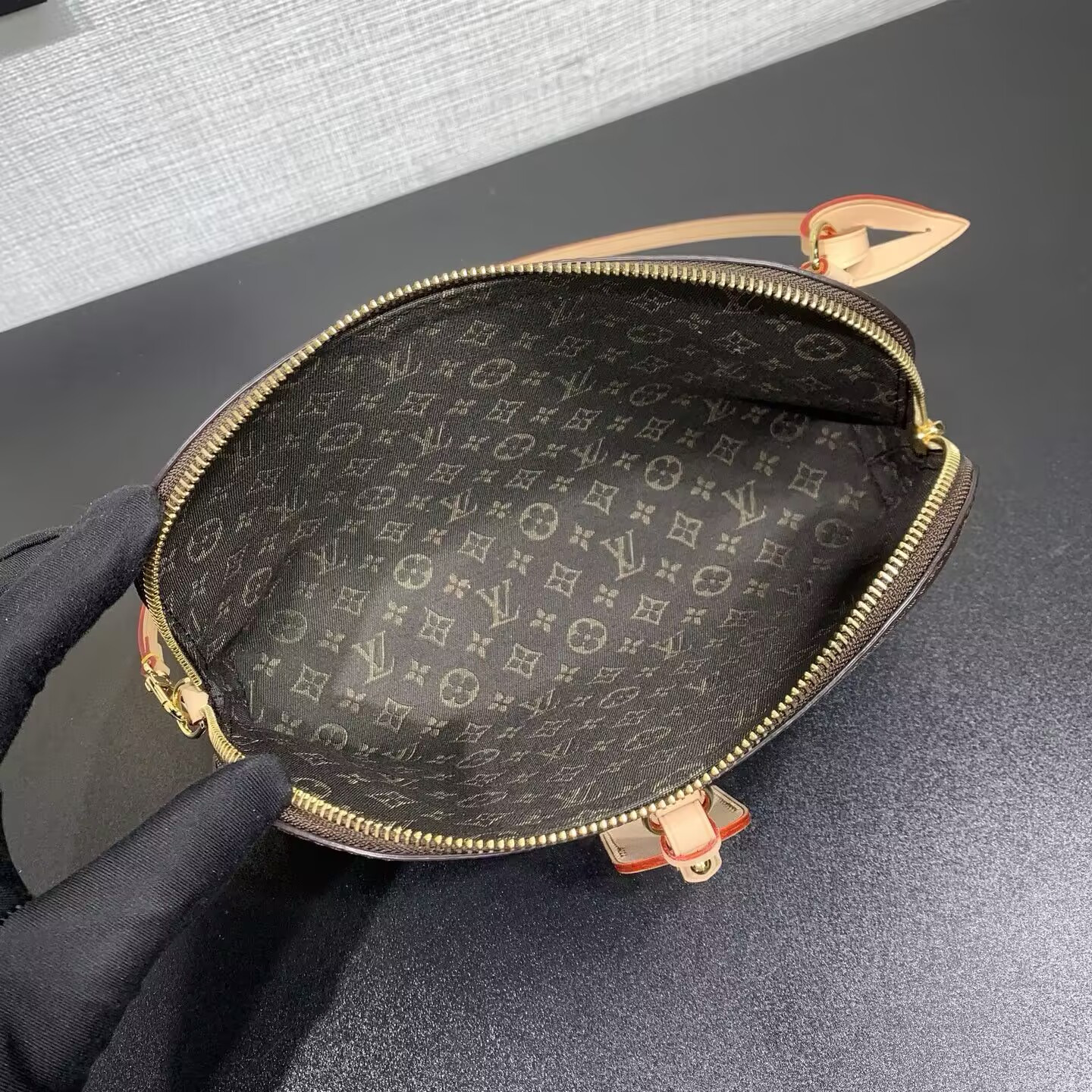 LV Tag Me Pouch M26787 24.5x17x4.5cm