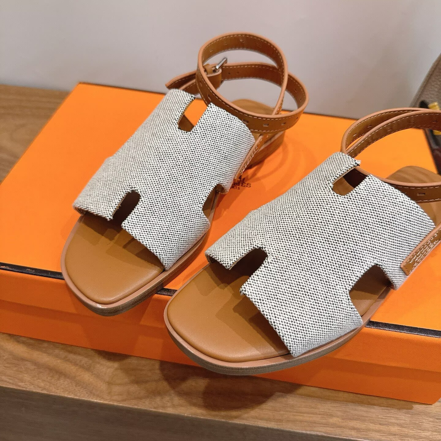 ua H**mes maya sandal