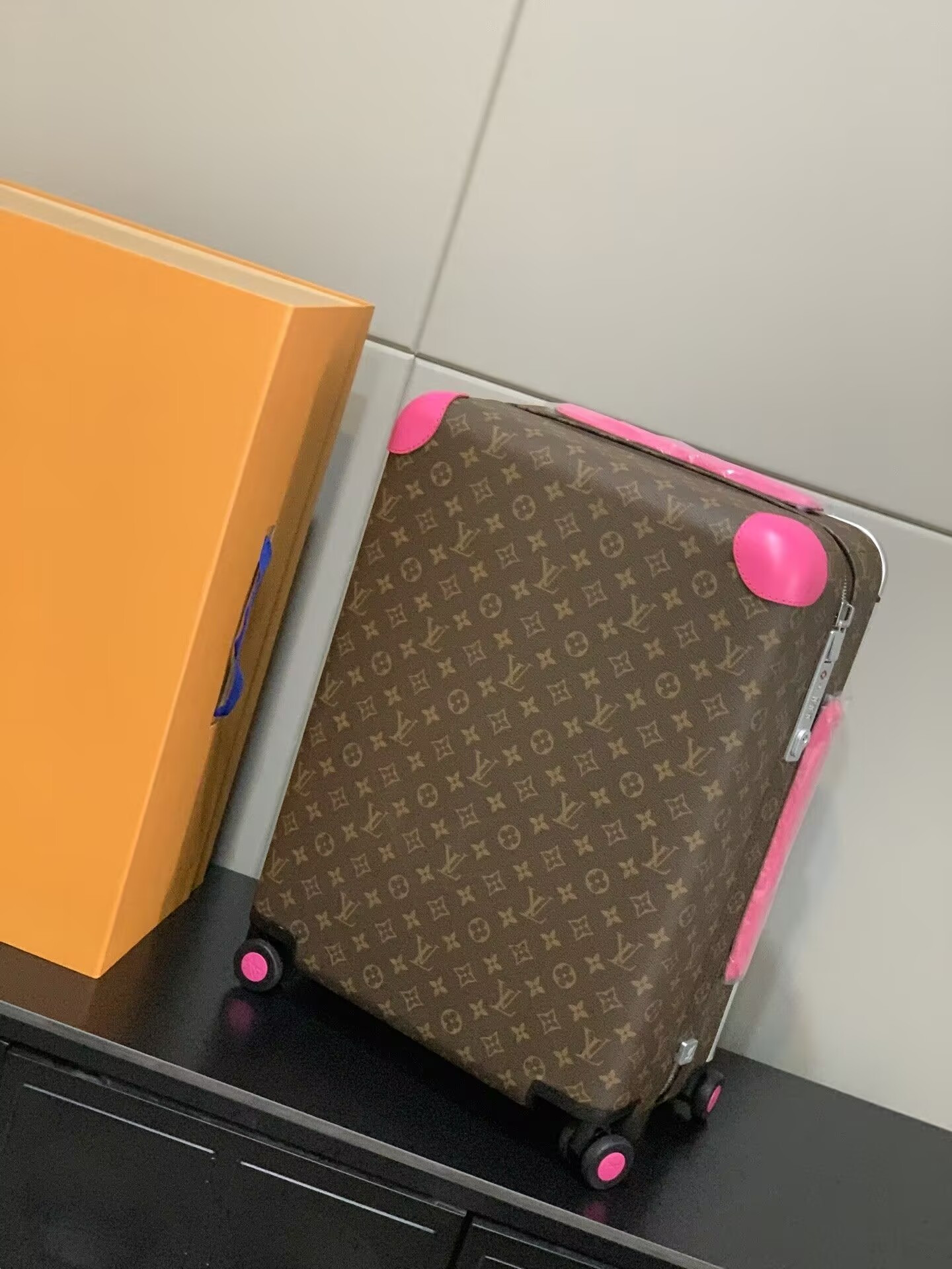 L0*is V*t0n LV Horizon 55 Colormania Fuchsia M46780 15 x 21.7 x 8.3 inches