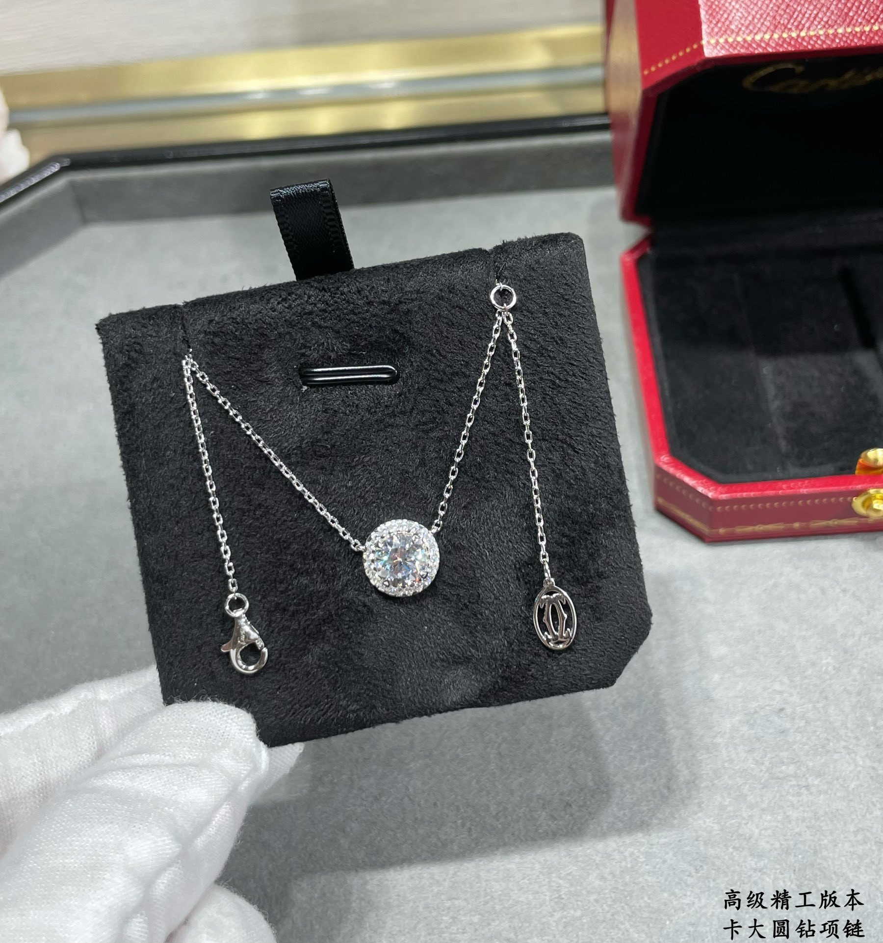 Ca*t*er Large round diamond Necklace