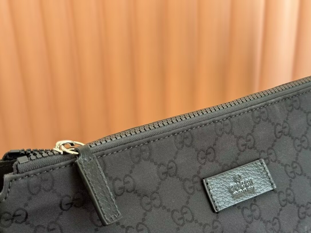 G*u*i shoulder bag 30.5x33x2cm
