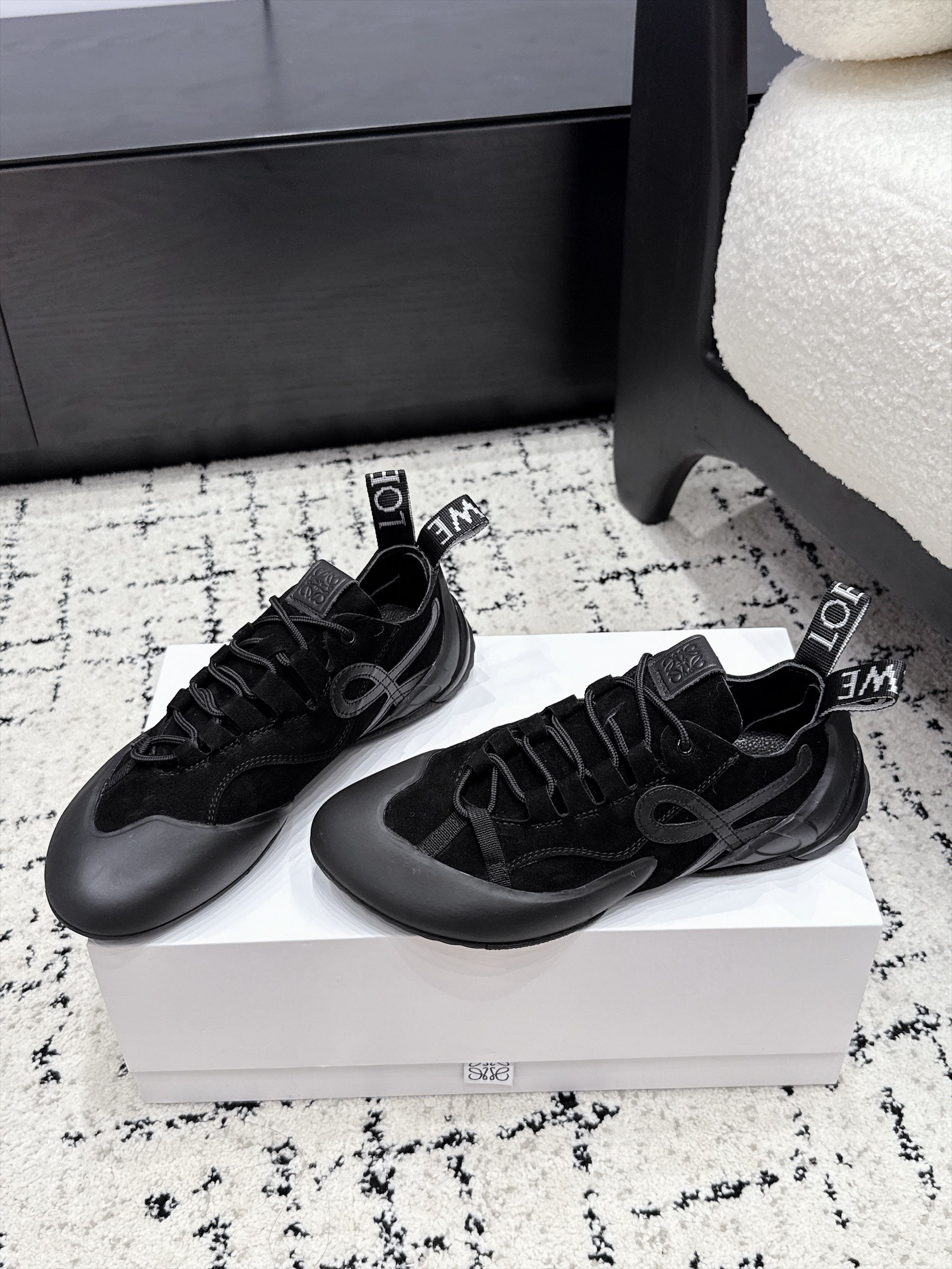 ua L0ew* grip sneaker