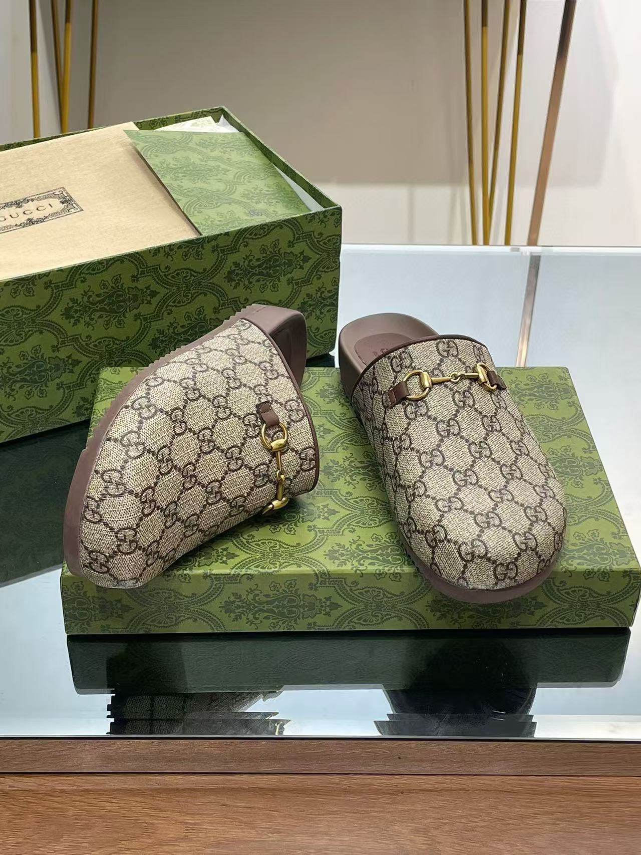 UA G*u*i SLIPPER