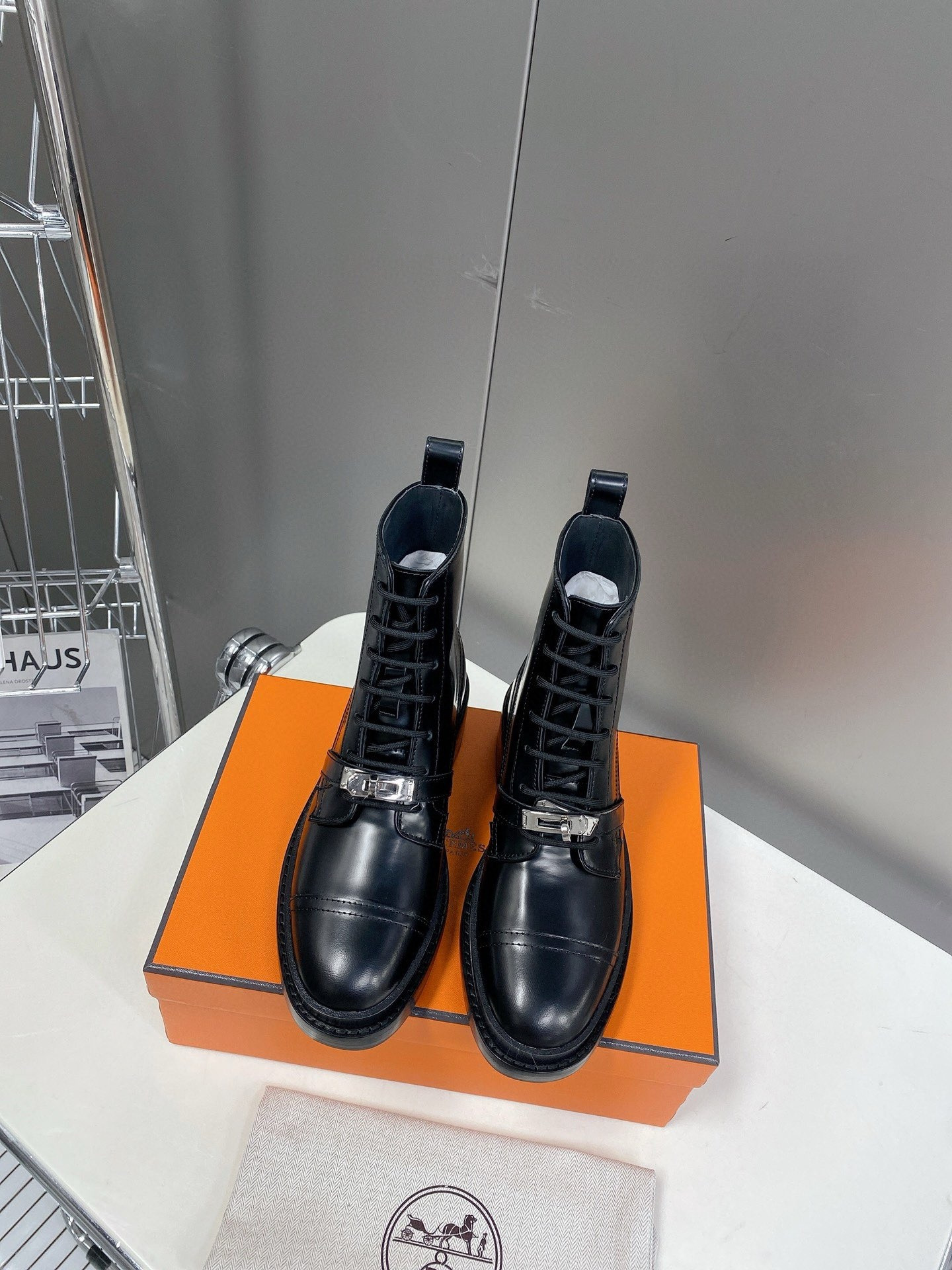 ua H**mes funk ankle boot