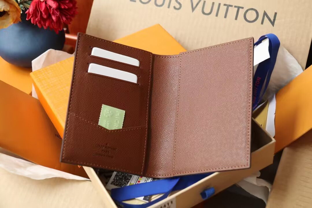 LV Passport Cover M64502 10x14x2.5cm