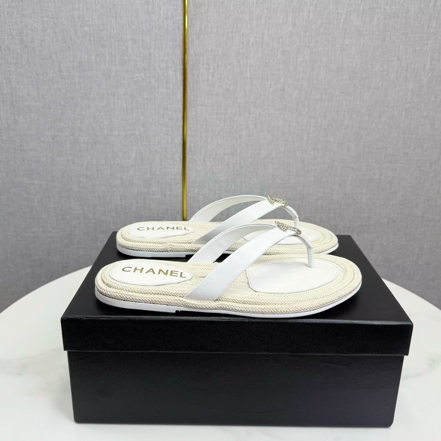 ua Ch*el flip-flops
