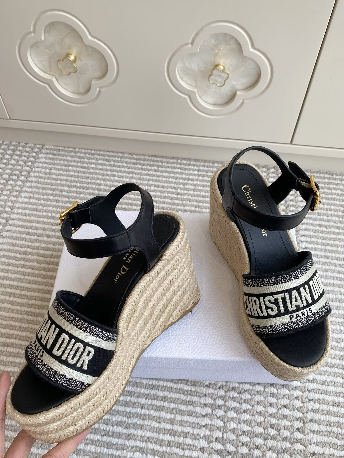 ua D*or sandals