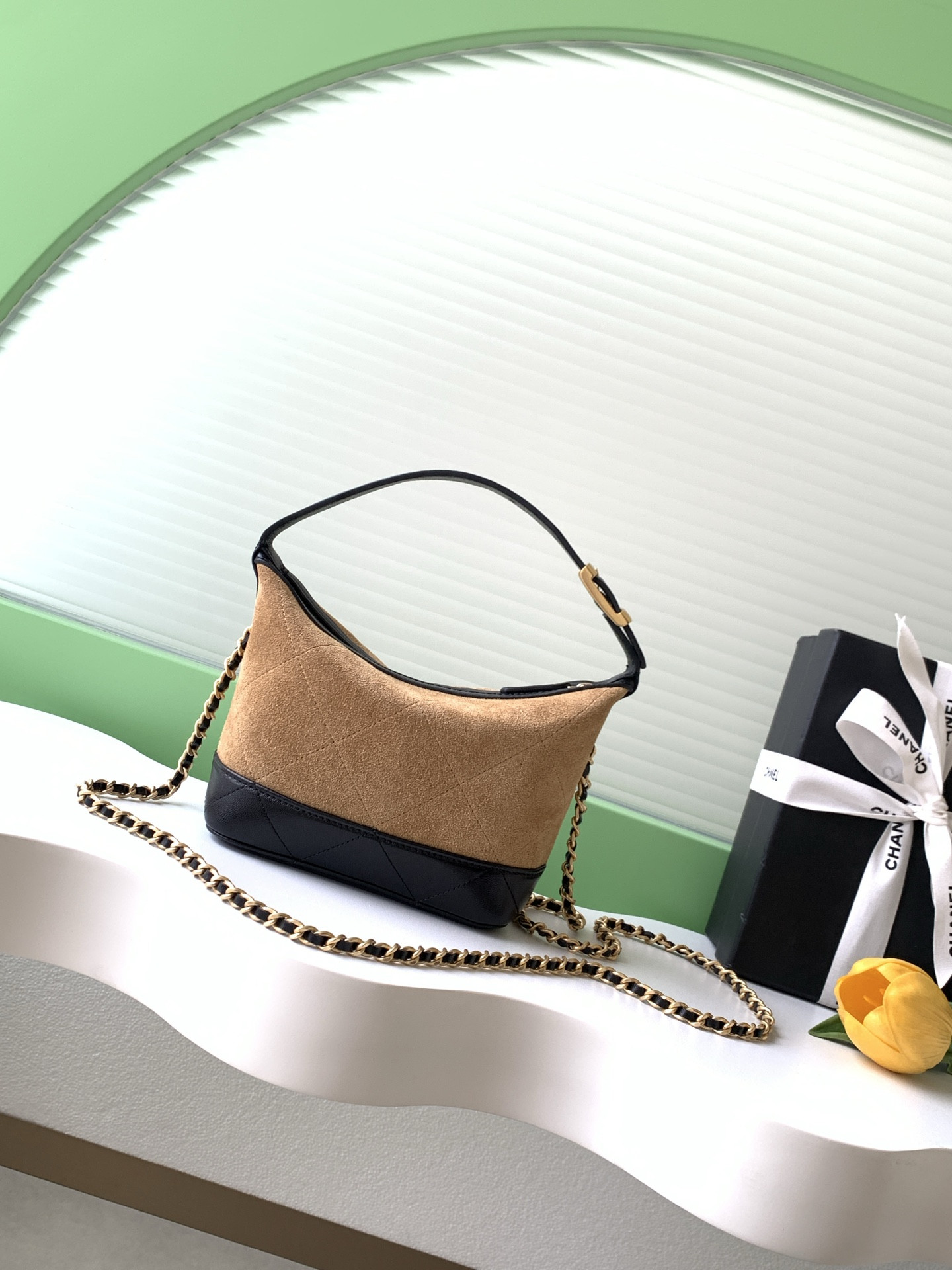 Ch*el clutch with chain ap5187 21x19x7cm