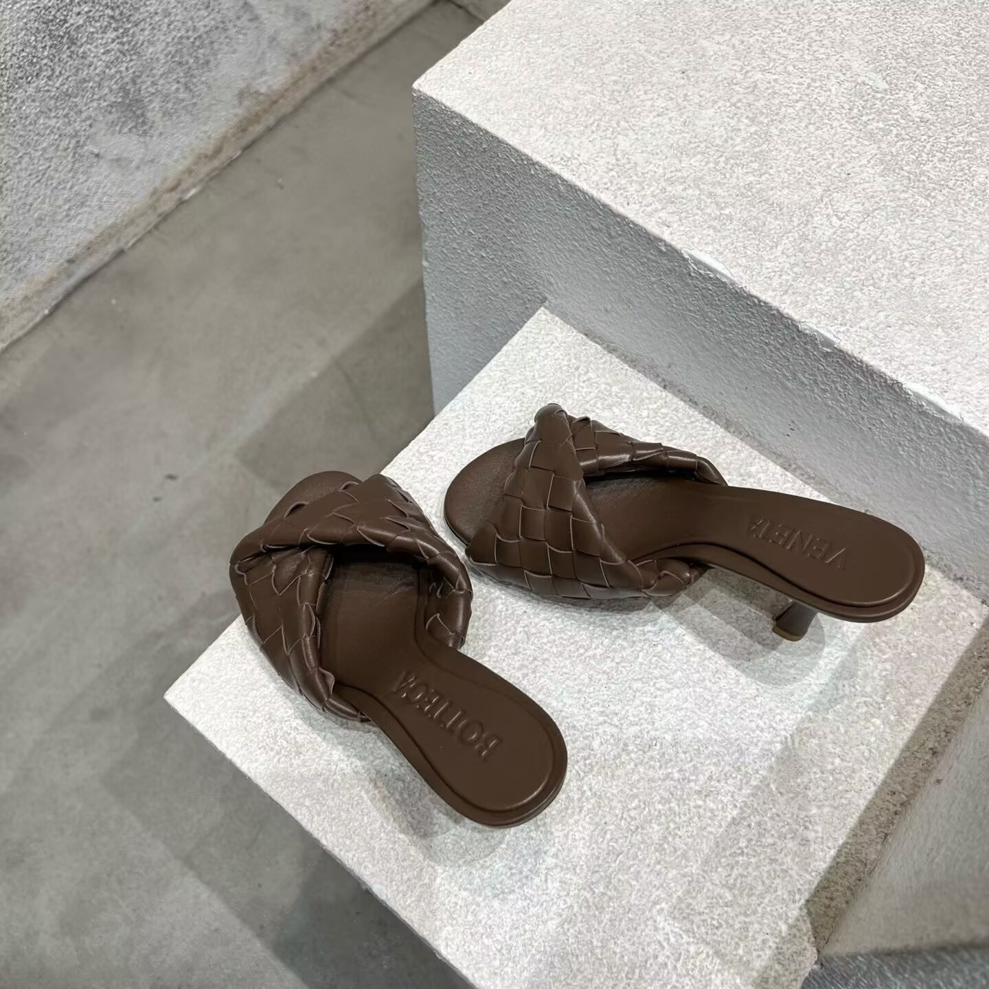 UA Bo*te*ga Ve*ne*ta Blink Slides