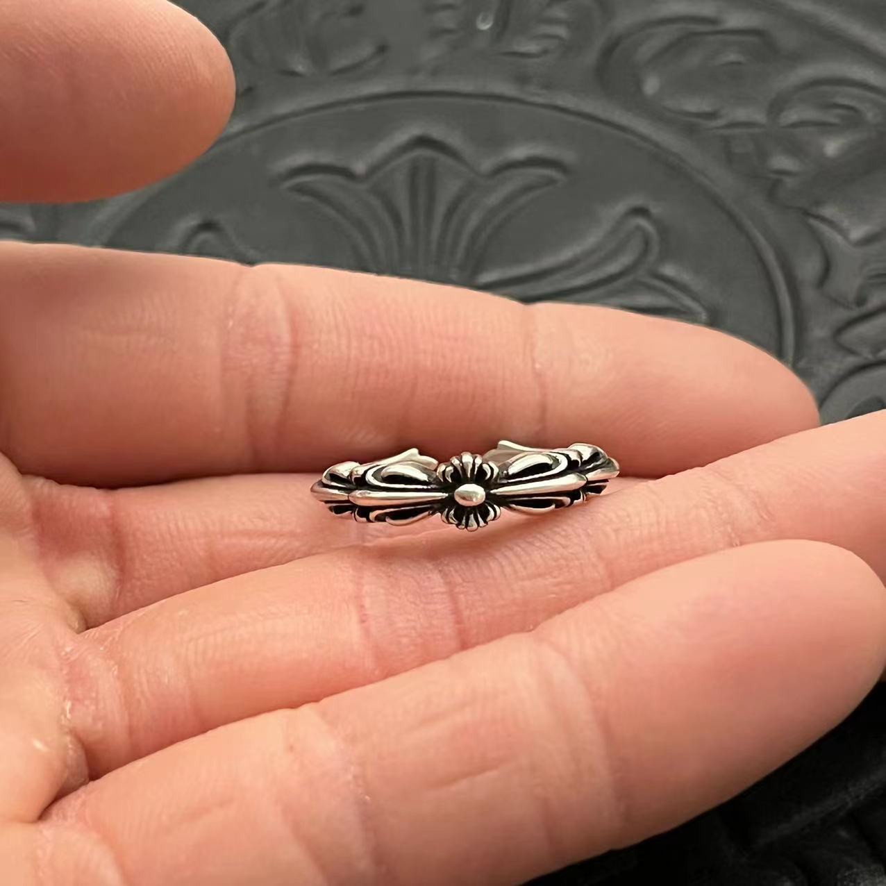 Ch**me He**ts open-ended small cross ring