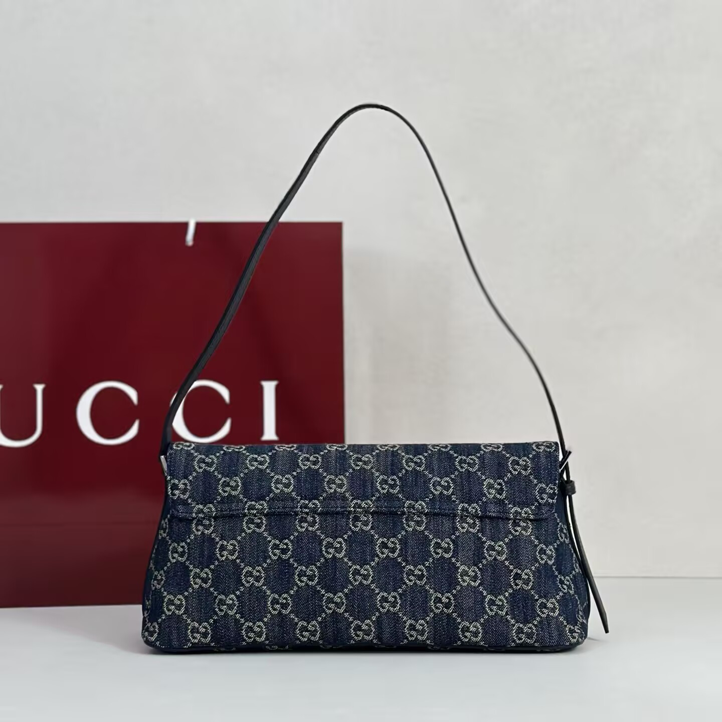 G*u*i madison medium shoulder bag 31x13x11.5cm