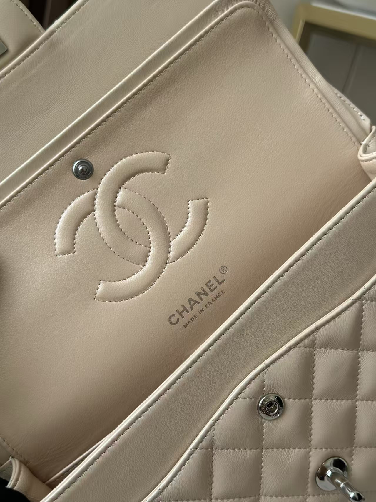 Ch*el classic flap bag pearlescent apricot-colored lambskin with silver hardware 15x25.5x6cm