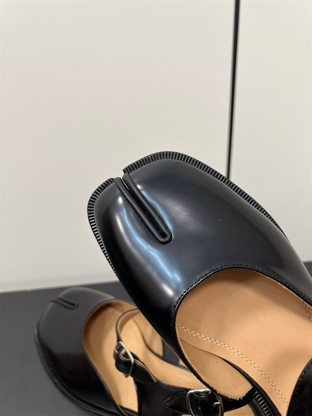 ua ma*s*n Ma*i*la tabi sandals