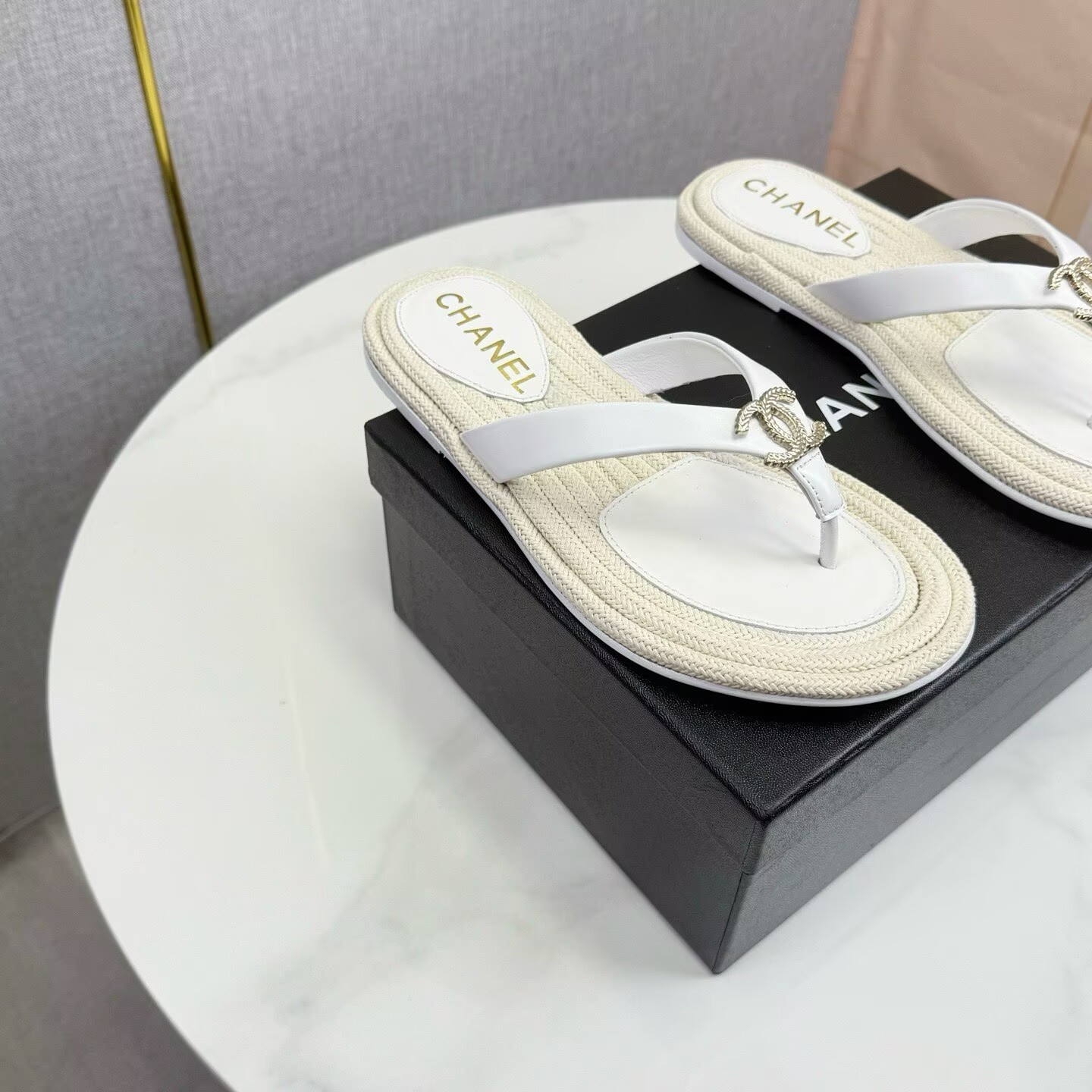 ua Ch*el flip-flops
