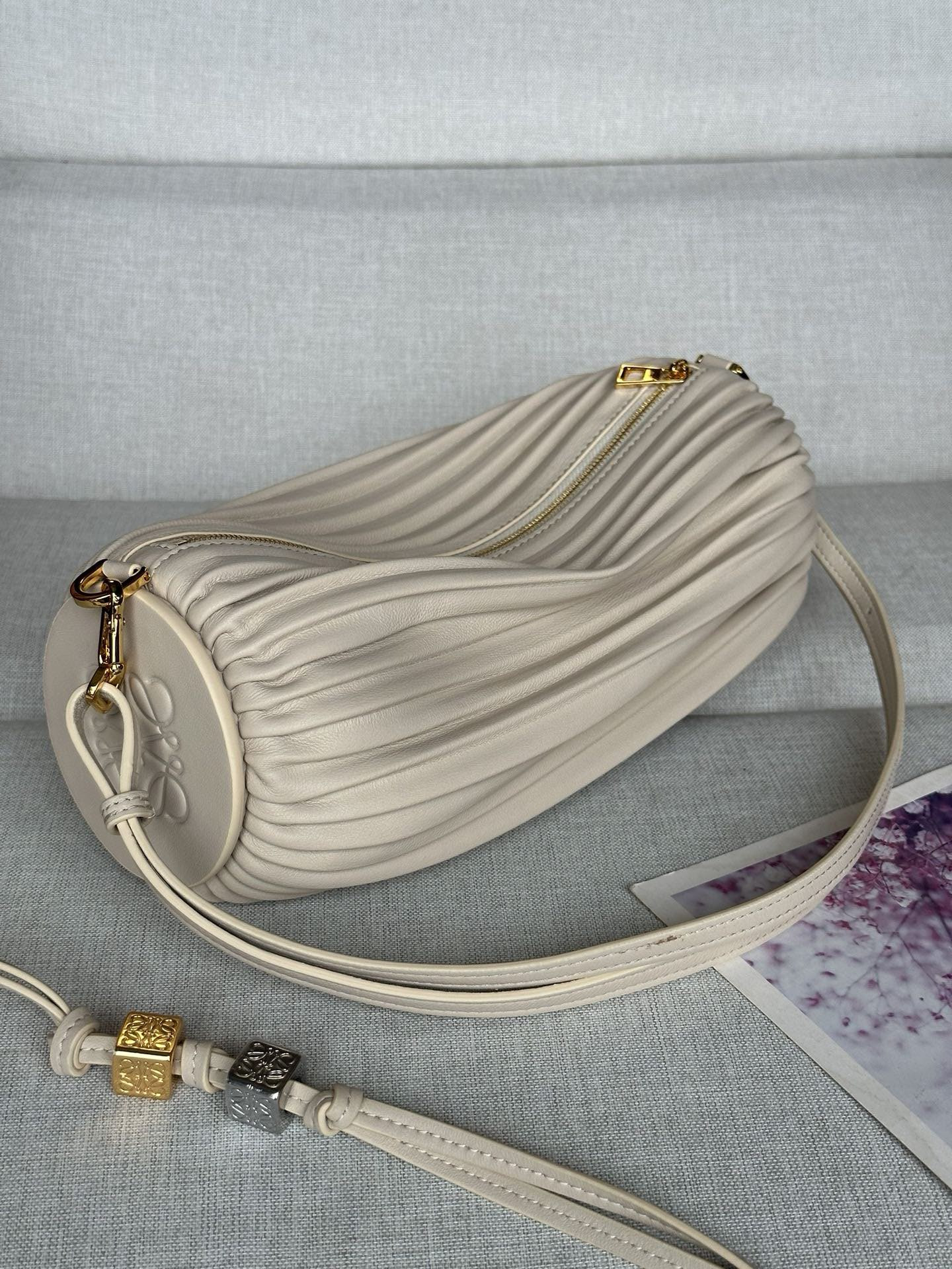 L0ew* bracelet pouch in pleated nappa 25x10x10cm