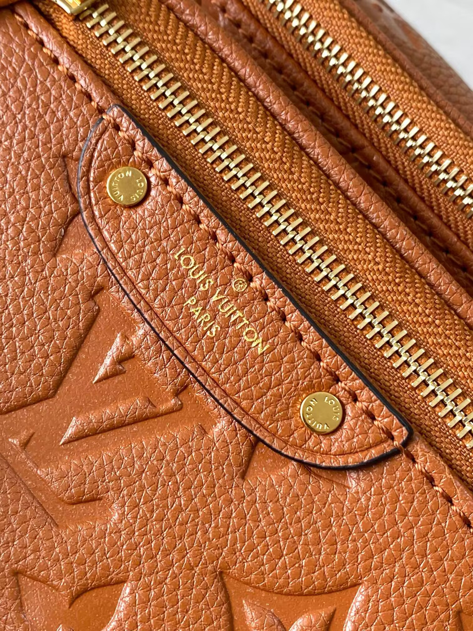 LV Mini Bumbag M12753 17x12x9.5cm