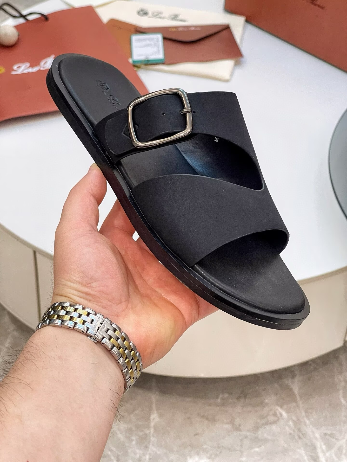 ua L**o p*ana sandals