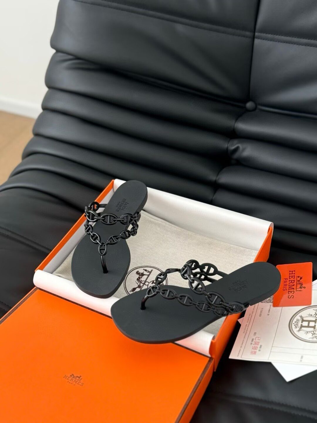 ua H**mes island sandal