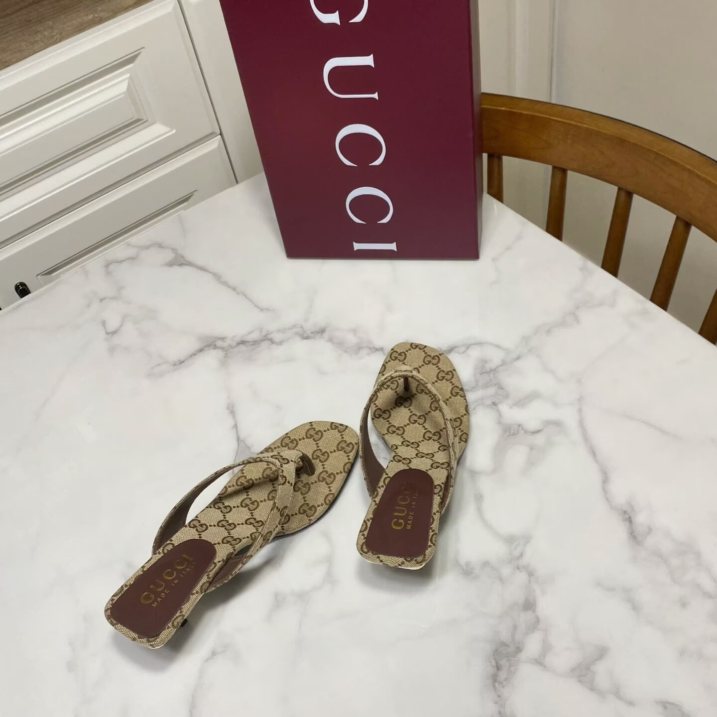 ua G*u*i vittoria thong slides