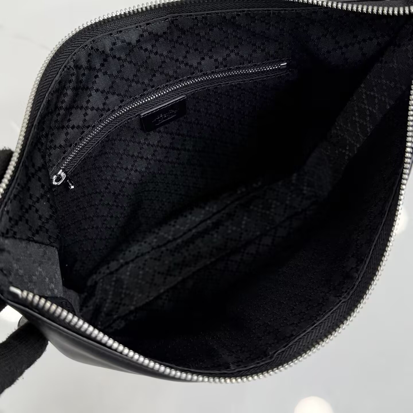 G*u*i lunetta medium crossbody bag 24x25.5x4cm