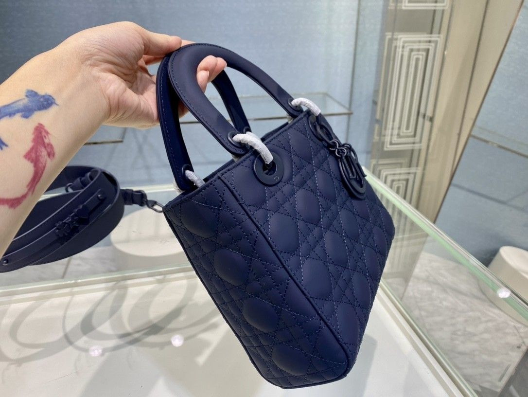 small lady D*or bag 20 x 17 x 8 cm