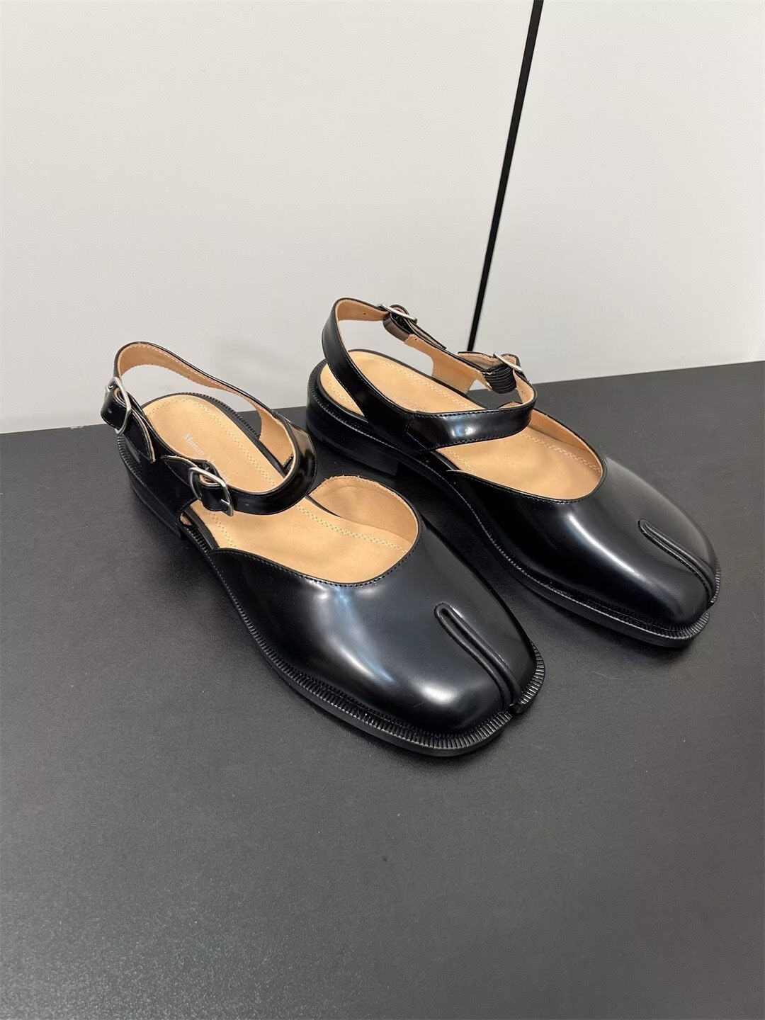 ua ma*s*n Ma*i*la tabi sandals