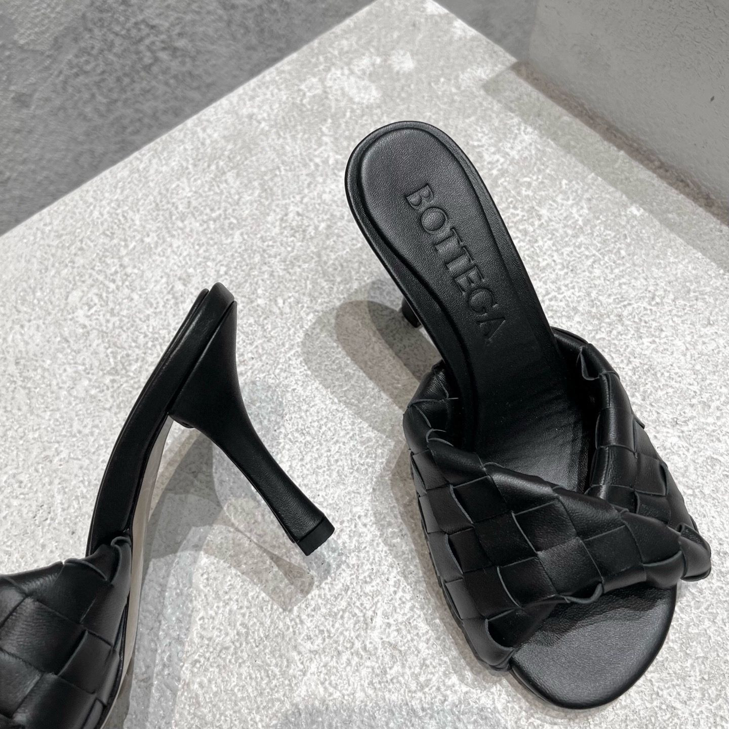 UA Bo*te*ga Ve*ne*ta Blink Slides