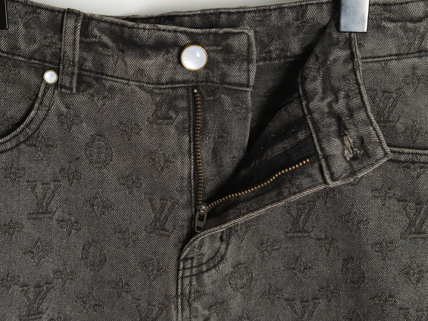 L0*is V*t0n LV 25ss shorts