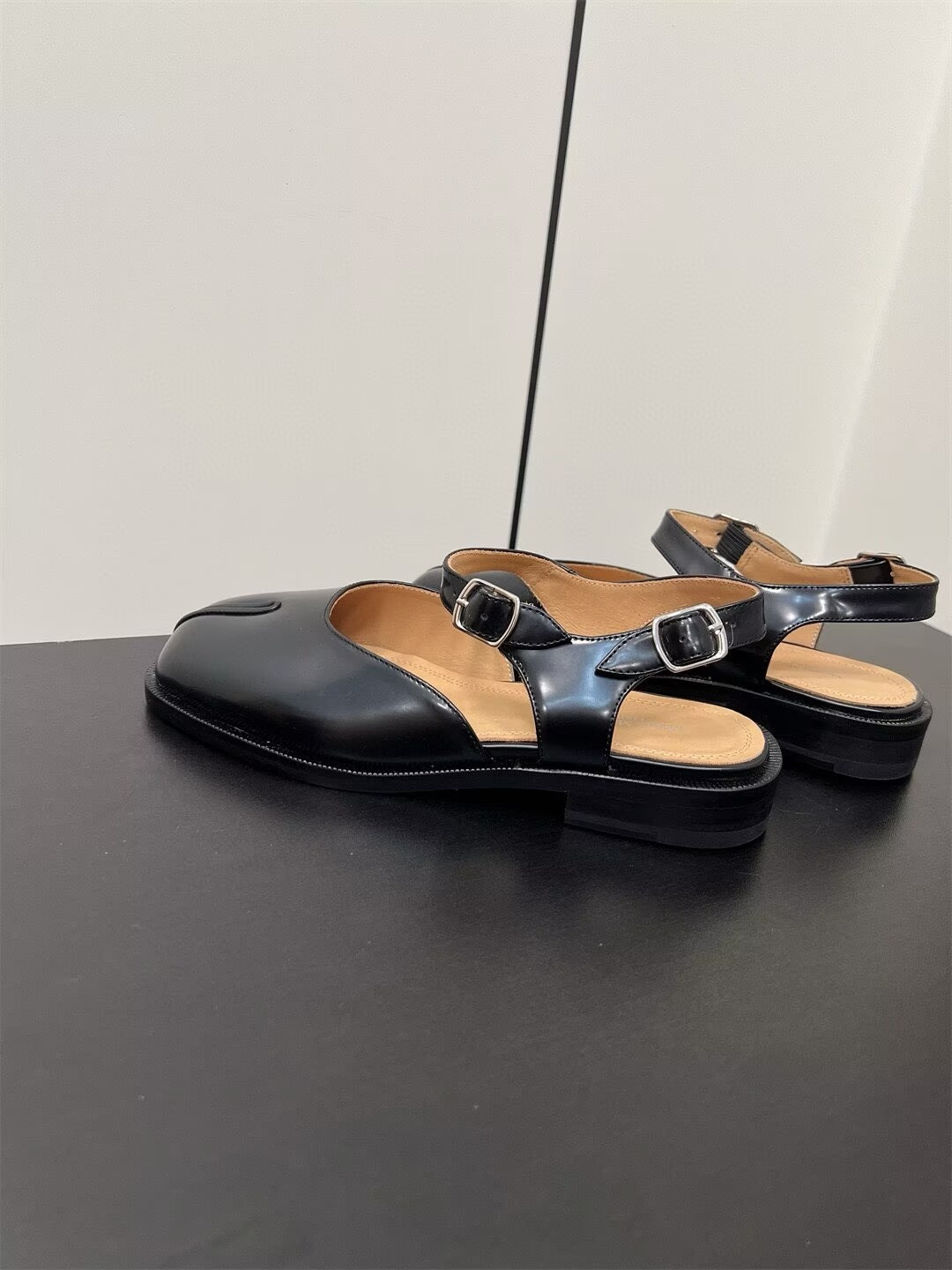 ua ma*s*n Ma*i*la tabi sandals