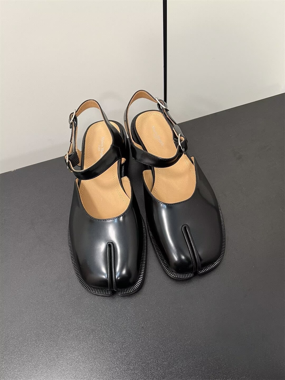 ua ma*s*n Ma*i*la tabi sandals