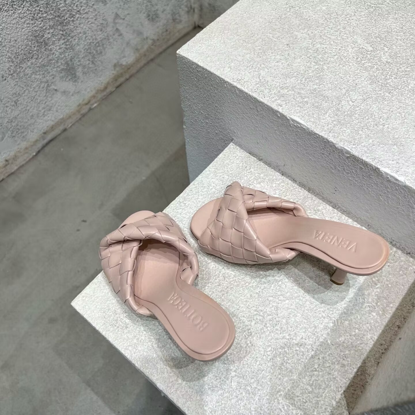 UA Bo*te*ga Ve*ne*ta Blink Slides