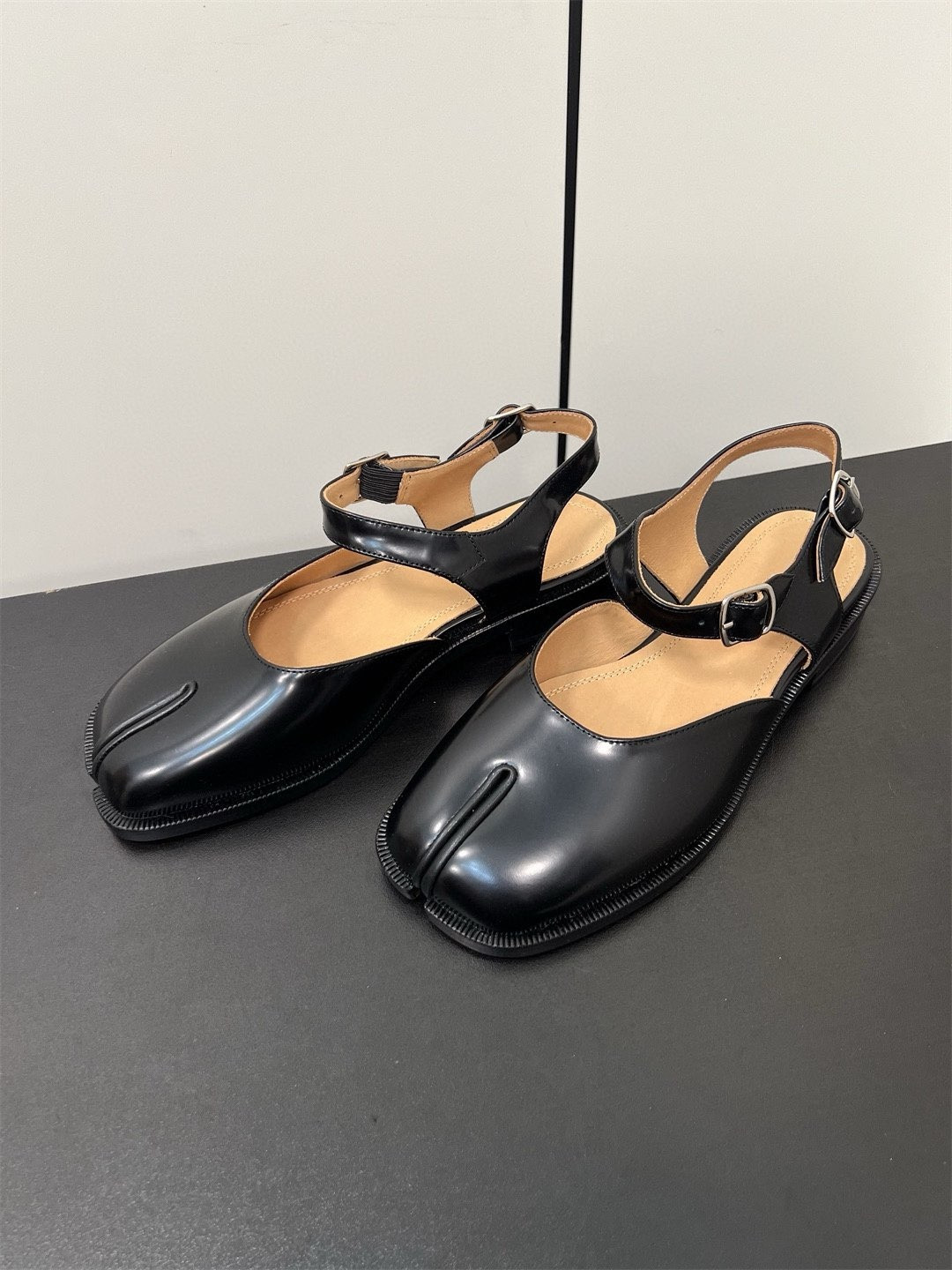 ua ma*s*n Ma*i*la tabi sandals
