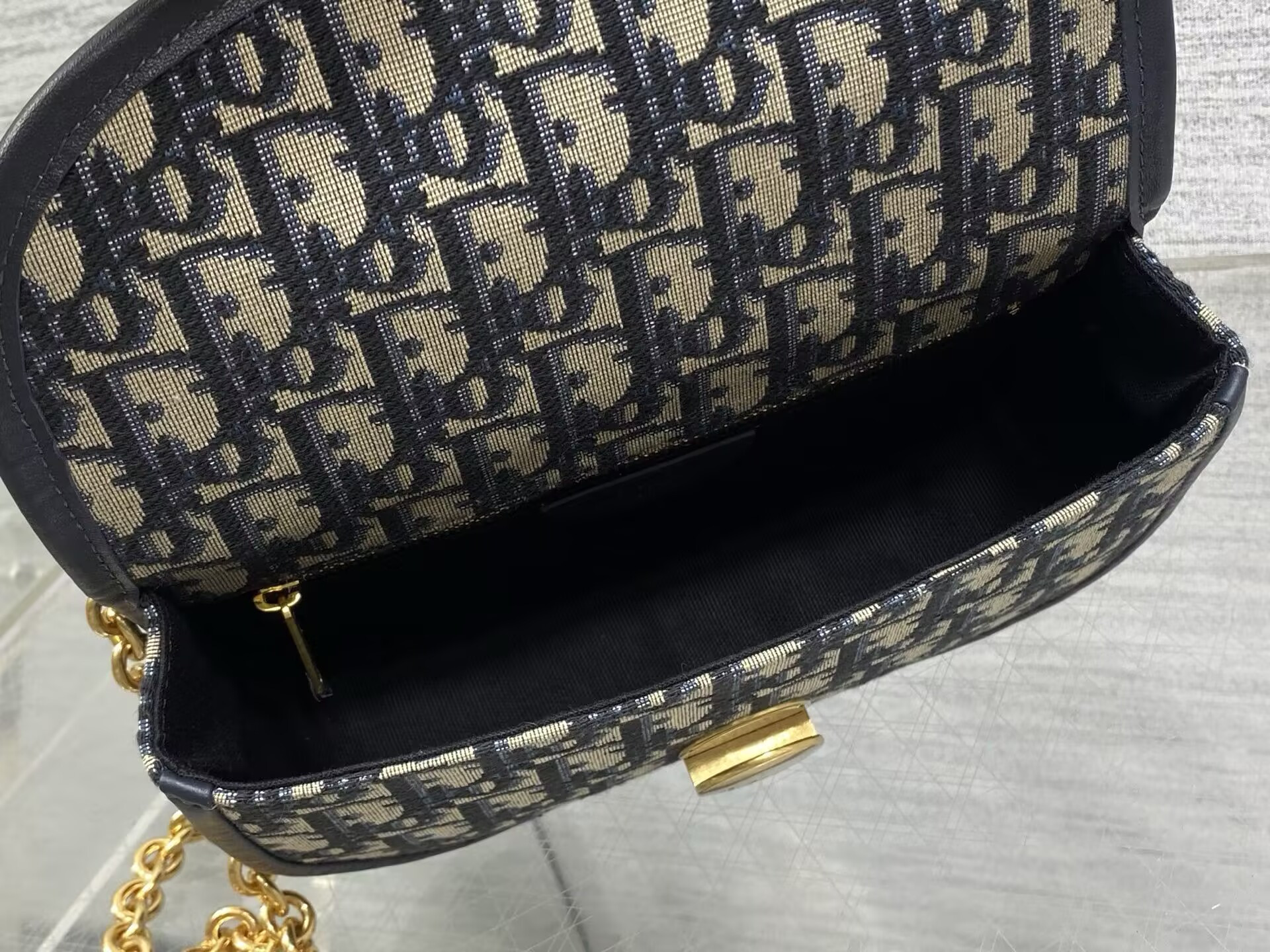 D*or small médaillon flap bag with chain 21 x 12 x 5.5 cm
