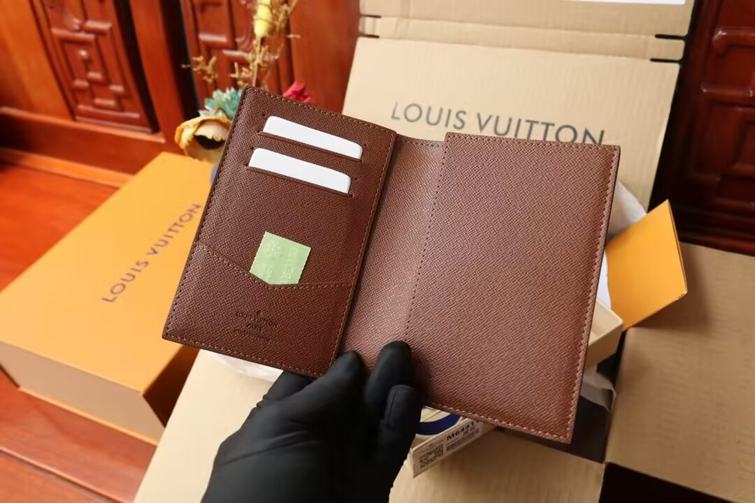 LV Passport Cover M64502 10x14x2.5cm