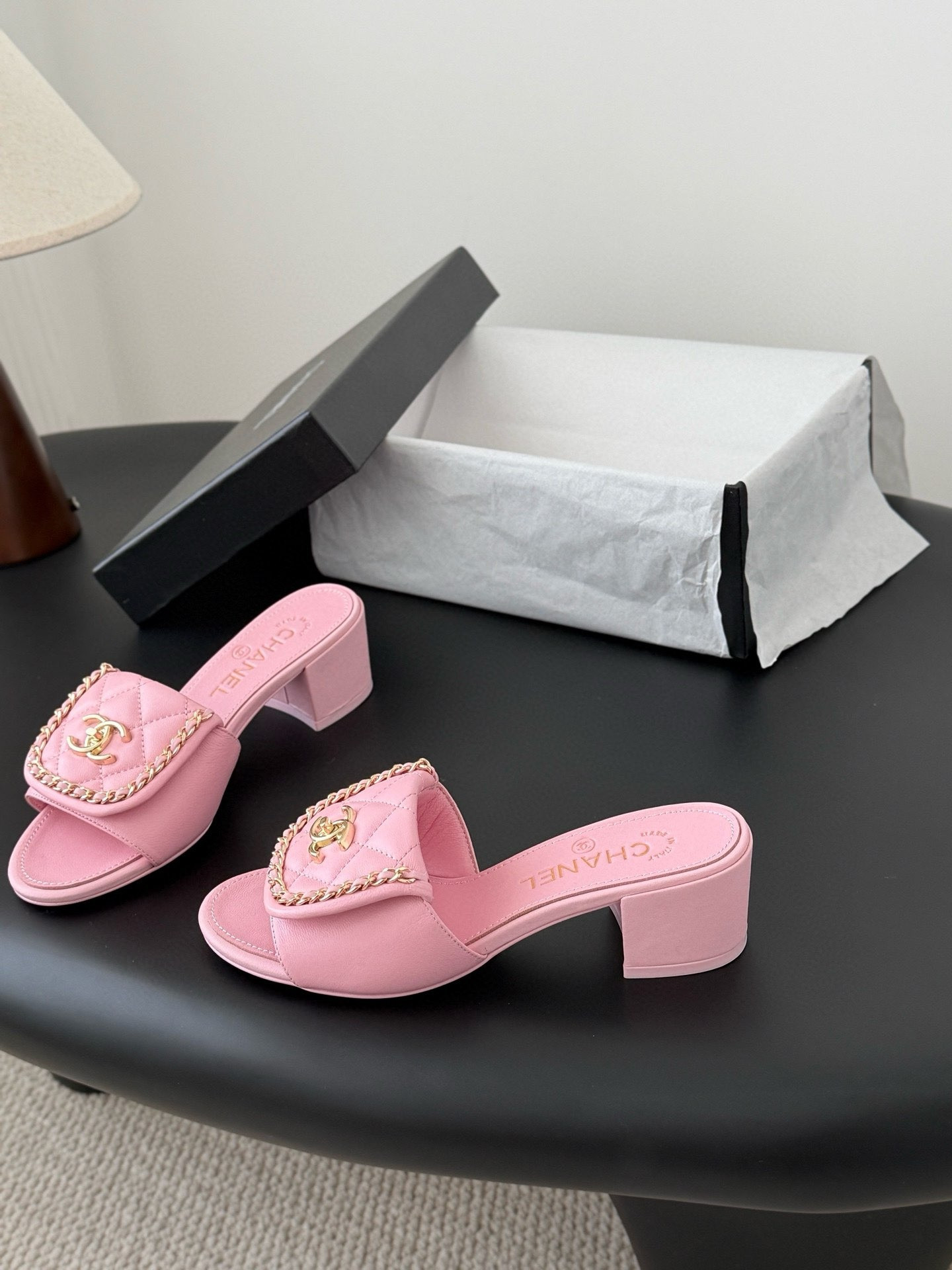 ua Ch*el slippers