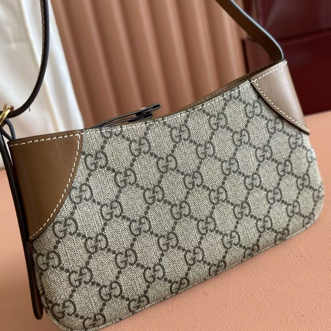 G*u*i gg emblem small shoulder bag 23x13x2cm