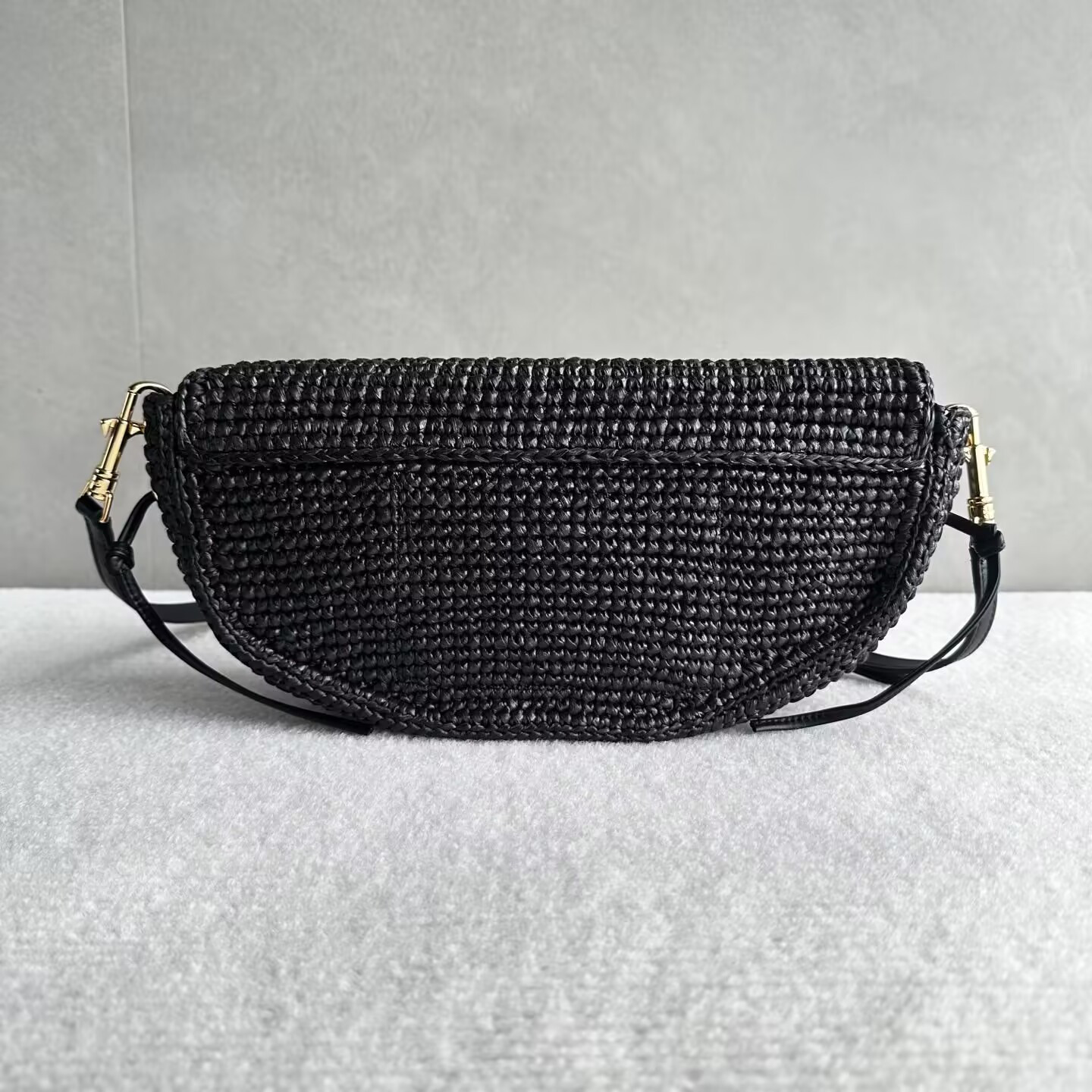Ce**e little halfmoon soft triomphe in raffia 28.5x6x14cm