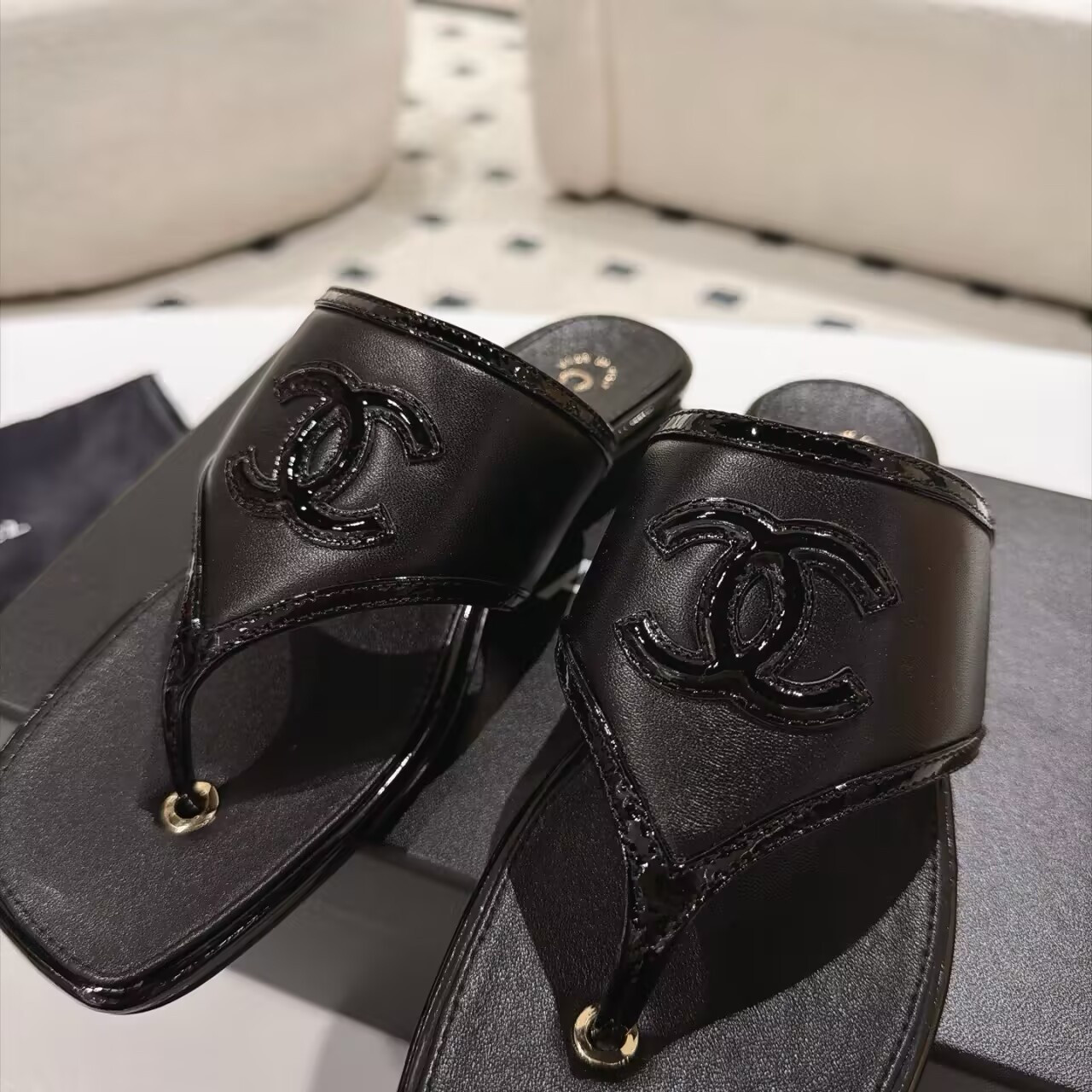 ua Ch*el thong sandals